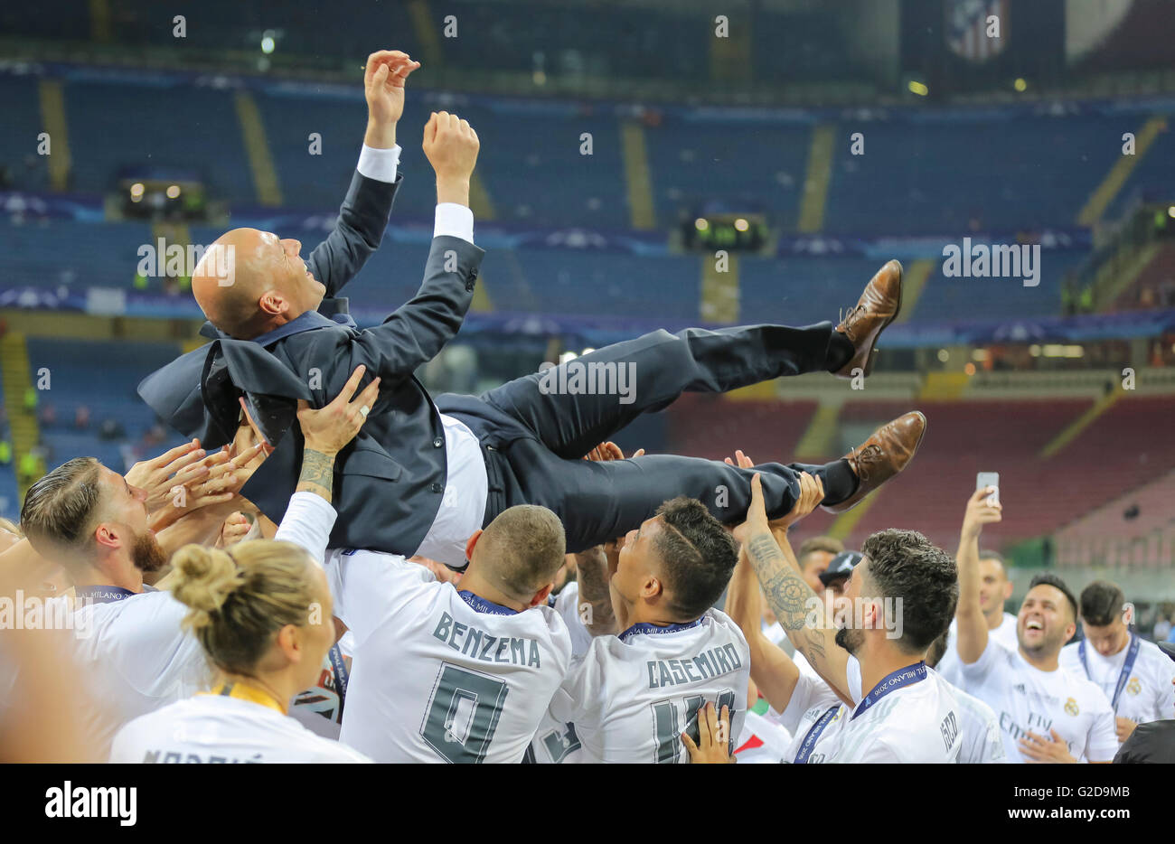 Mailand, Italien. 28. Mai 2016. Zinedine ZIDANE, Real Madrid Trainer sein Team Champions League Trophy Zeremonie, Feier REAL MADRID - ATLETICO MADRID 5-4 a.P. weggeschleudert  Fussball UEFA Champions League Finale, Milano, Italien, 28. Mai 2016 CL Saison 2015/2016 Credit: Peter Schatz / Alamy Live News Stockfoto