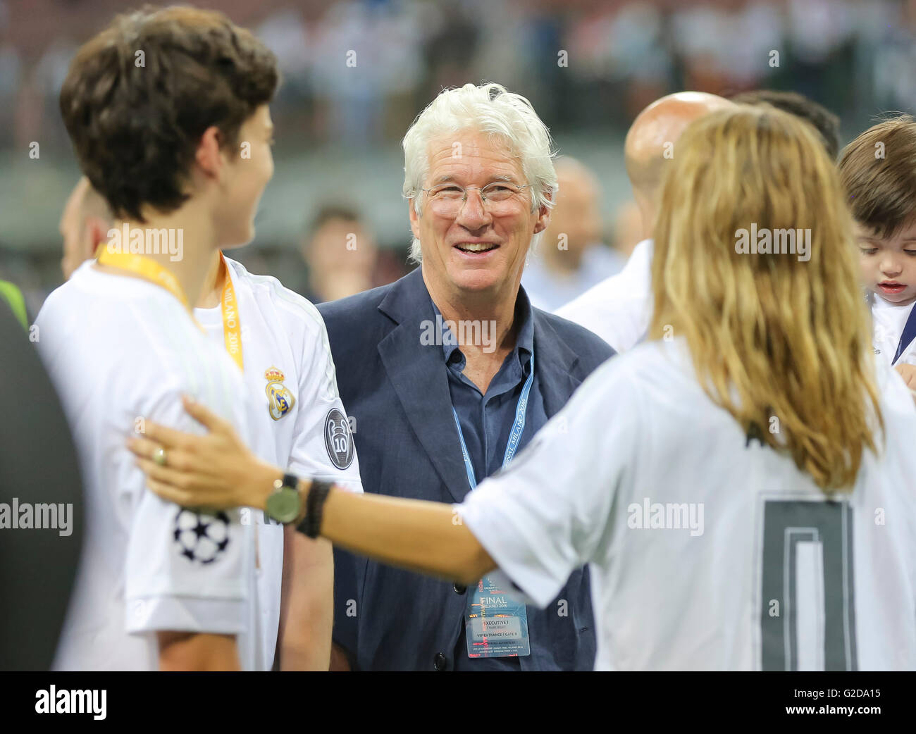Mailand, Italien. 28. Mai 2016. Schauspieler Richard GERE Witz seiner Freundin Alejandra Silva-Champions-League-Trophäe Zeremonie, Feier REAL MADRID - ATLETICO MADRID 5-4 a.P.  Fussball UEFA Champions League Finale, Milano, Italien, 28. Mai 2016 CL Saison 2015/2016 Credit: Peter Schatz / Alamy Live News Stockfoto