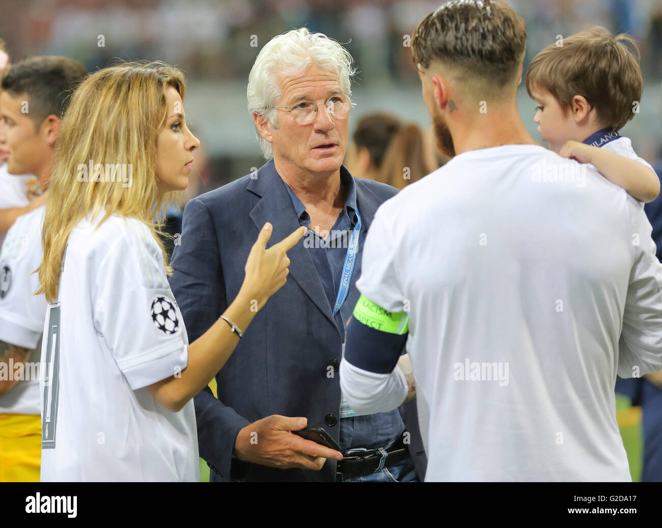Mailand, Italien. 28. Mai 2016. Schauspieler Richard GERE Witz seiner Freundin Alejandra Silva-Champions-League-Trophäe Zeremonie, Feier REAL MADRID - ATLETICO MADRID 5-4 a.P.  Fussball UEFA Champions League Finale, Milano, Italien, 28. Mai 2016 CL Saison 2015/2016 Credit: Peter Schatz / Alamy Live News Stockfoto