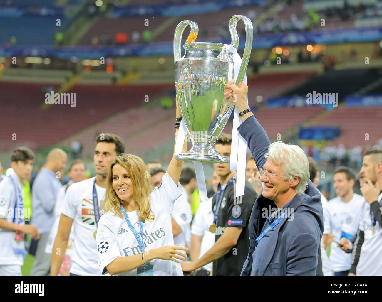 Mailand, Italien. 28. Mai 2016. Schauspieler Richard GERE Witz seiner Freundin Alejandra Silva-Champions-League-Trophäe Zeremonie, Feier REAL MADRID - ATLETICO MADRID 5-4 a.P.  Fussball UEFA Champions League Finale, Milano, Italien, 28. Mai 2016 CL Saison 2015/2016 Credit: Peter Schatz / Alamy Live News Stockfoto