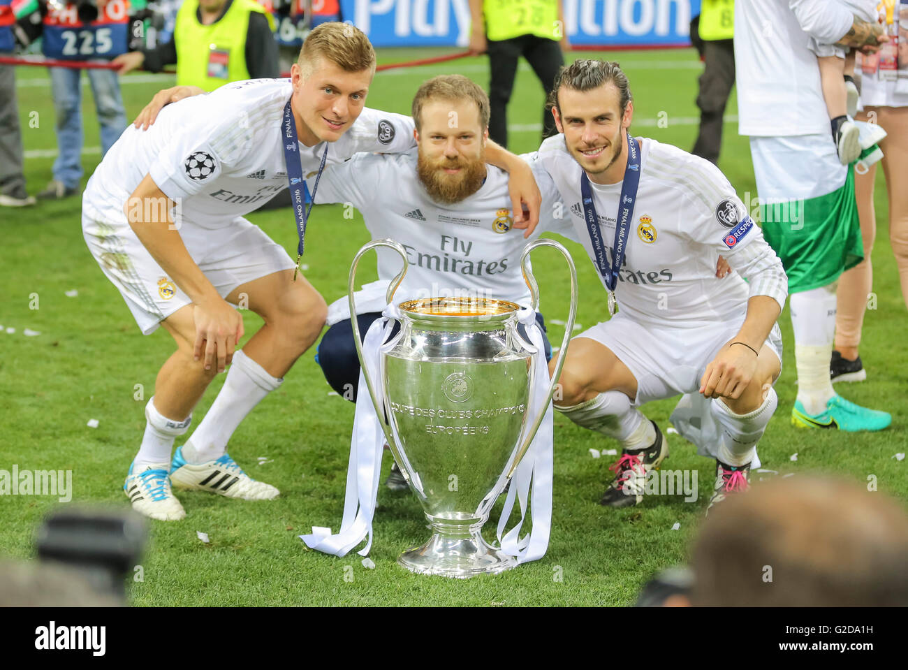 Mailand, Italien. 28. Mai 2016. Toni KROOS, Real Madrid 8 Gareth BALE, Real Madrid 11 Champions League Trophy Zeremonie, Feier REAL MADRID - ATLETICO MADRID 5-4 a.P.  Fussball UEFA Champions League Finale, Milano, Italien, 28. Mai 2016 CL Saison 2015/2016 Credit: Peter Schatz / Alamy Live News Stockfoto