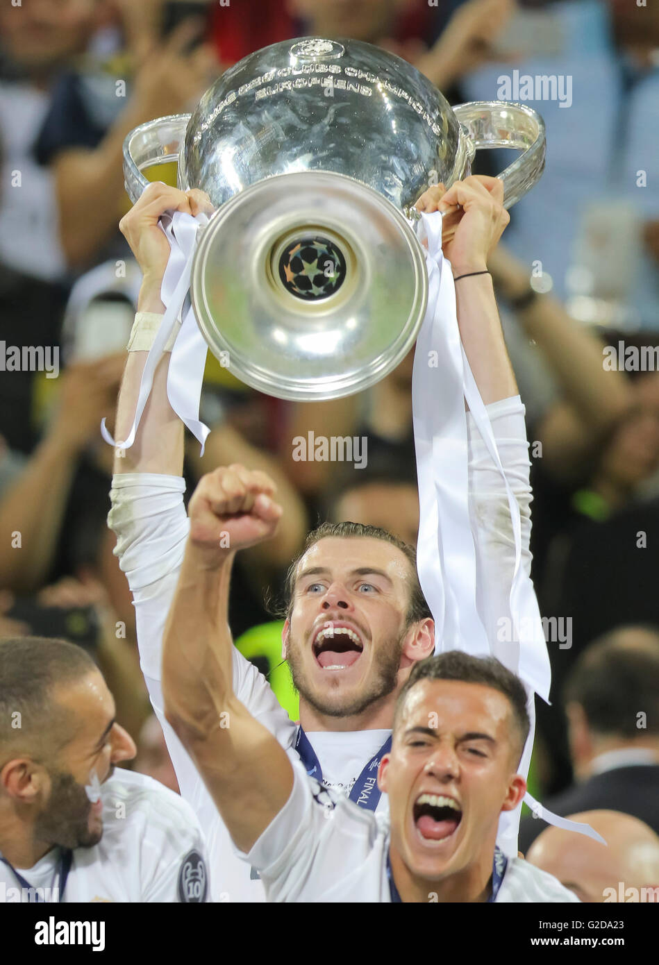 Mailand, Italien. 28. Mai 2016. Gareth BALE, Real Madrid 11 Champions League Trophy Zeremonie Feier REAL MADRID - ATLETICO MADRID 5-4 a.P.  Fussball UEFA Champions League Finale, Milano, Italien, 28. Mai 2016 CL Saison 2015/2016 Credit: Peter Schatz / Alamy Live News Stockfoto