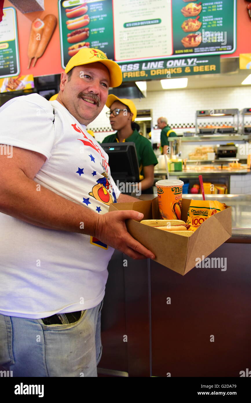 New York City, USA. 28. Mai 2016. Erster Kunde des Tages, Greg Packer mit Bestellung. Coney Island Wahrzeichen Einrichtung Nathan Famous feierte seinen hundertjährigen Geburtstag mit 5 Cent-Hot-Dogs mit Tausenden auf einem heißen Brooklyn Morgen. © Andy Katz/Pacific Press/Alamy Live-Nachrichten Stockfoto