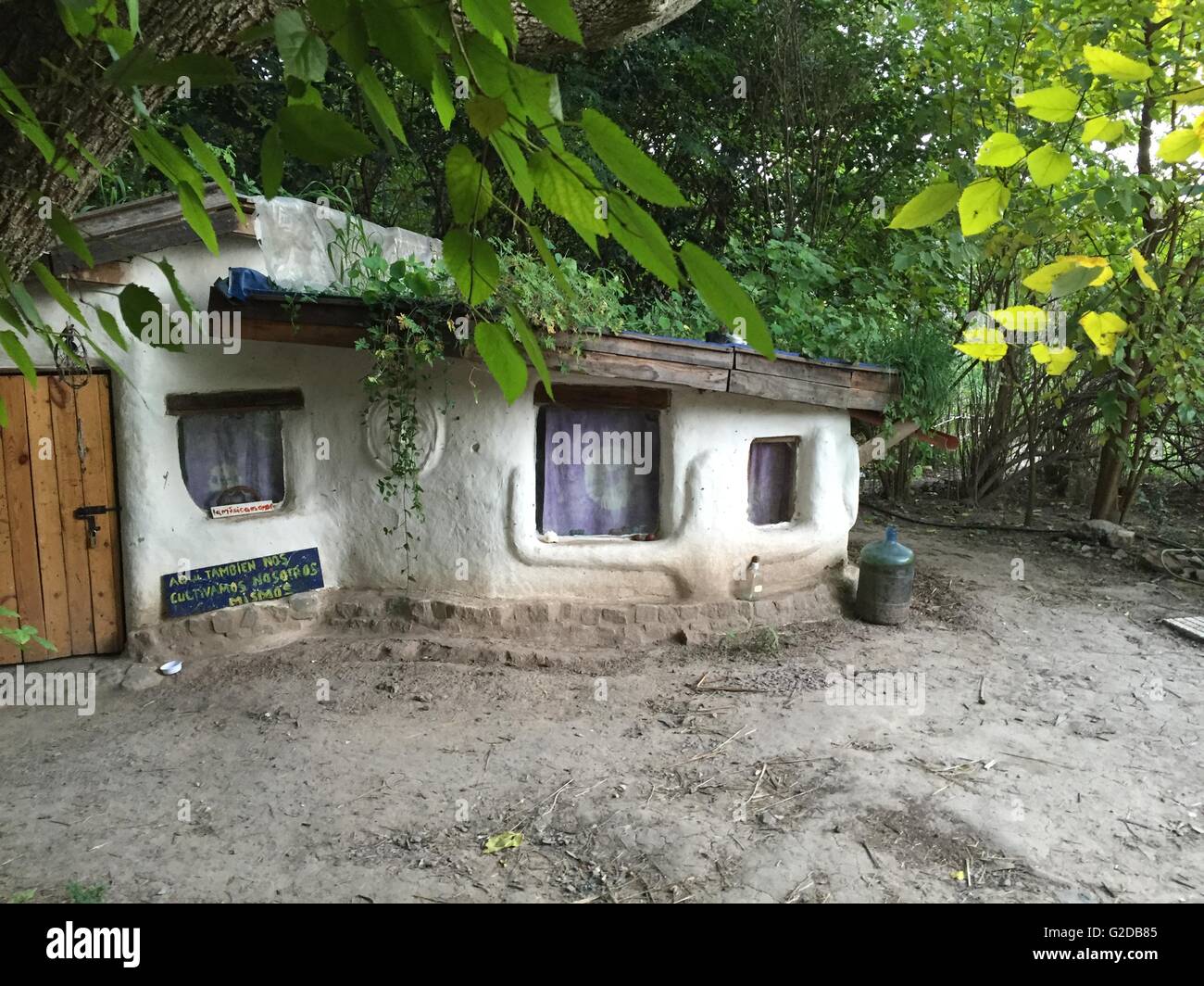 Buenos Aires, Argentinien. 24. Mai 2016. Eine Hütte in der "Velatropa" Hippiedorf in Buenos Aires, Argentinien, 24. Mai 2016. Die Wohnungen wurden von den Siedlern aus Holz, Schlamm und recyceltem Glas gebaut. Foto: Juan Garff/Dpa/Alamy Live News Stockfoto