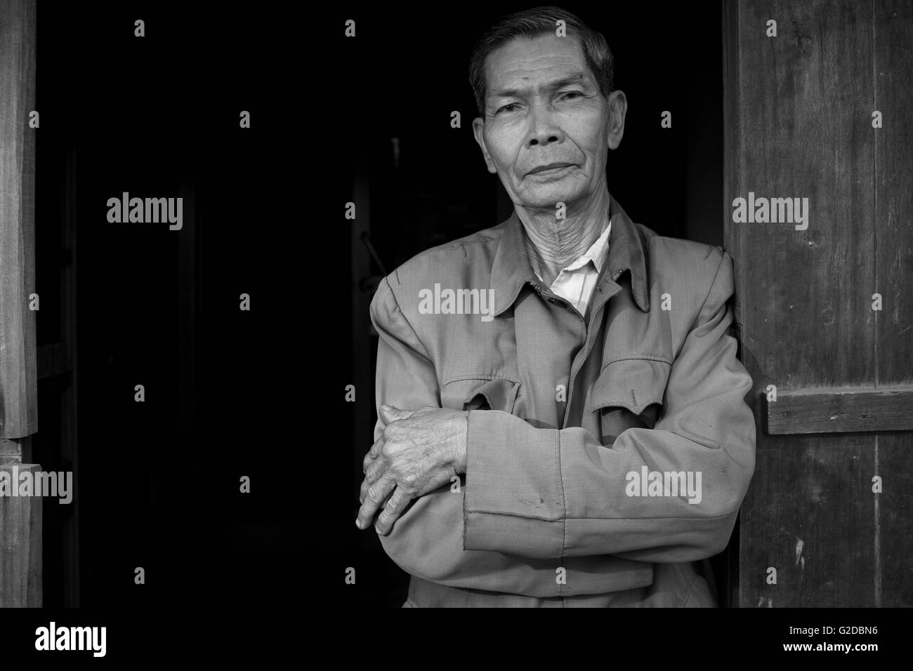 Älteren vietnamesischen Mann stehend in Tür, Porträt Stockfoto