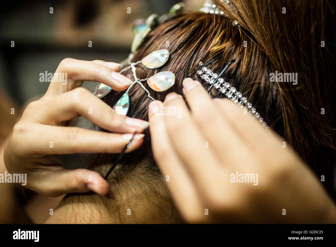 Junge Frau Sicherung Haar mit Bobby Pins, Rückansicht, Nahaufnahme Stockfoto