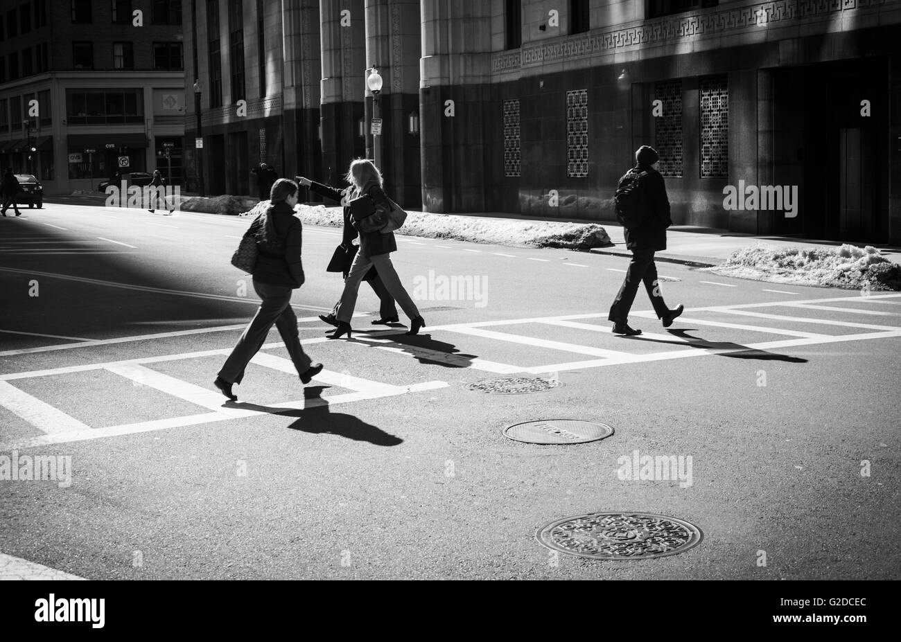 Fußgänger überqueren Street, Boston, Massachusetts, USA Stockfoto
