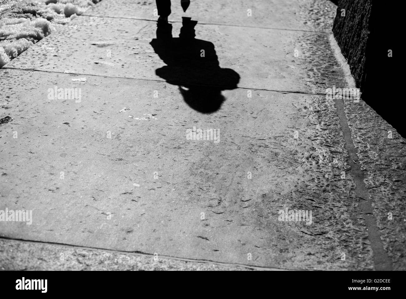 Frau Schatten auf Bürgersteig Stockfoto