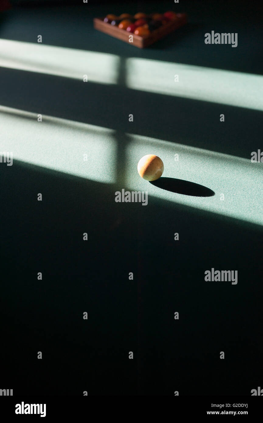 Billardtisch mit Cue Ball im Schatten Stockfoto