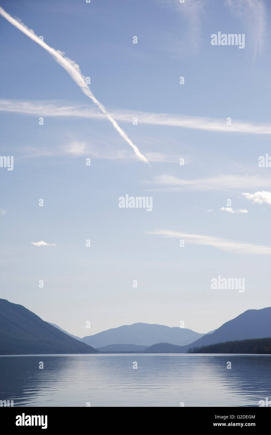 Blauer Himmel, Berge und See Stockfoto