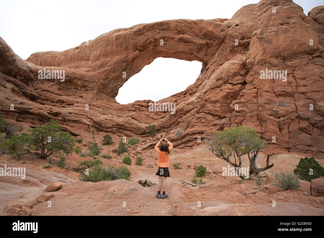 Junges Mädchen Foto von Bogen, Arches-Nationalpark, Moab, Utah, USA Stockfoto