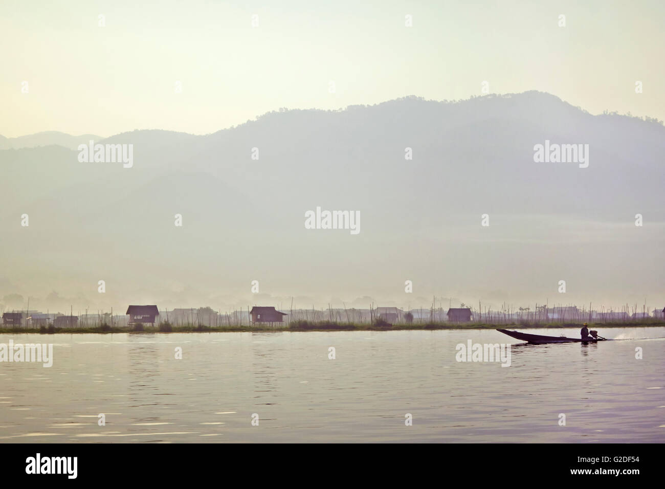 Fischer im Boot auf Inlay Lake in der Morgendämmerung, Myanmar Stockfoto