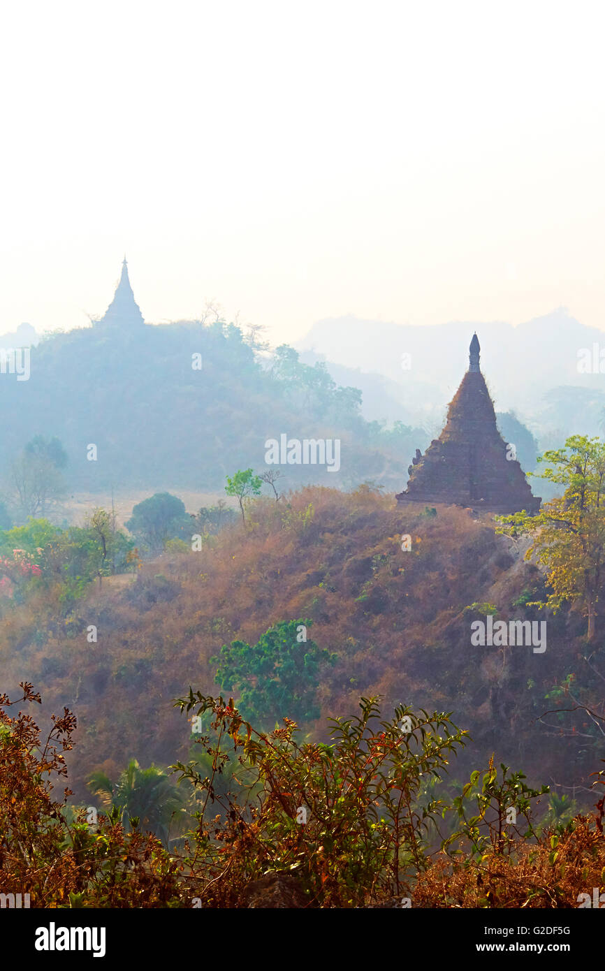 Alten Pagoden am trüben Tag, Mrauk Oo, Myanmar Stockfoto