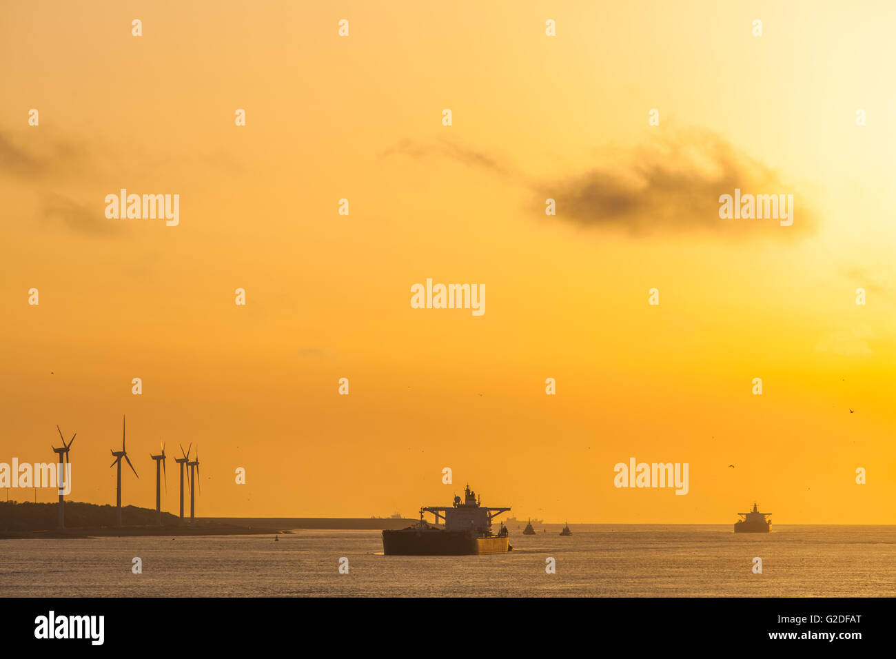 Zwei geladenen Rohöl-Tanker in Hafen von Rotterdam Niederlande kontrastieren mit Windpark Turbinen grüne Energie Stockfoto