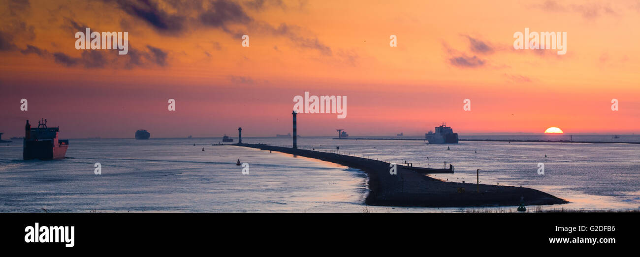 Schiffe im Hafen von Rotterdam Hafen Niederlande für offene Meer bei Sonnenuntergang verlassen silhouette Stockfoto