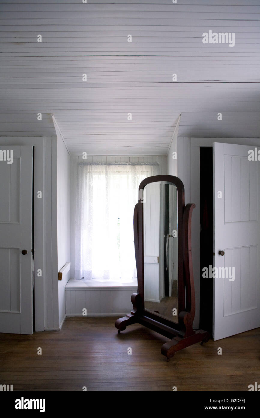 Zimmer mit Spiegel, Fenster und Schränke Stockfoto