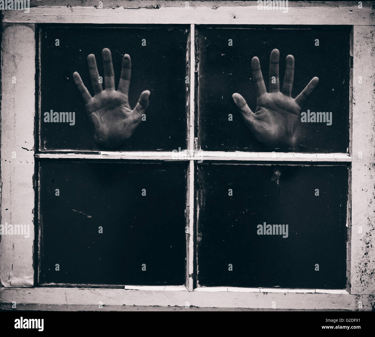 Handflächen gegen Fensterscheiben gedrückt Stockfoto
