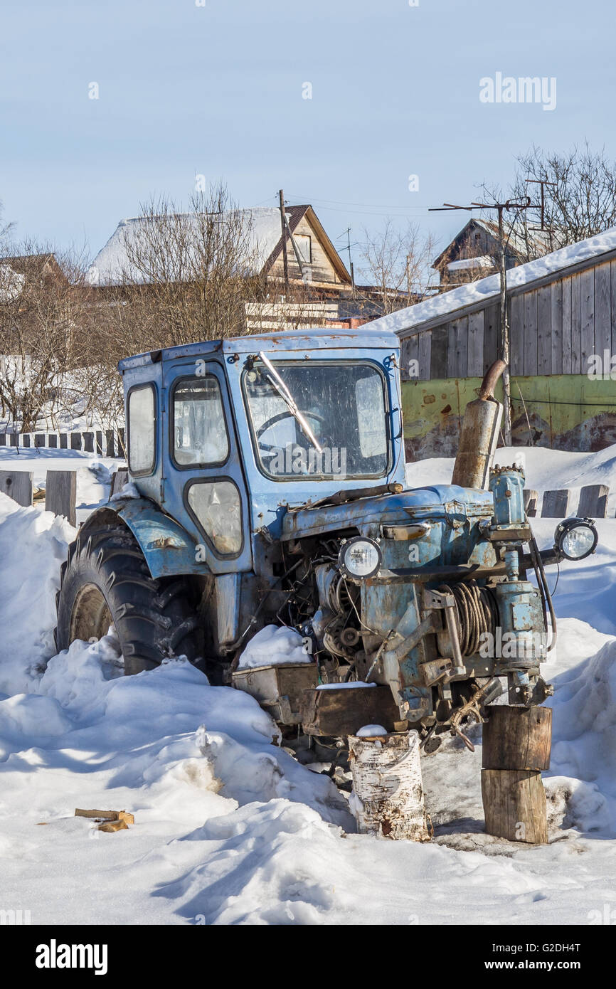 alte verlassene rostiger Traktor ohne Räder auf dem Lande Stockfoto
