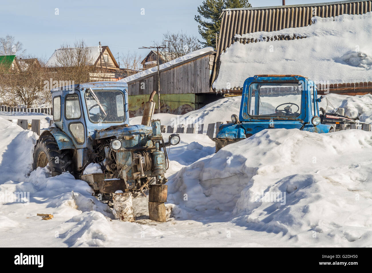 alte verlassene rostiger Traktor ohne Räder auf dem Lande Stockfoto