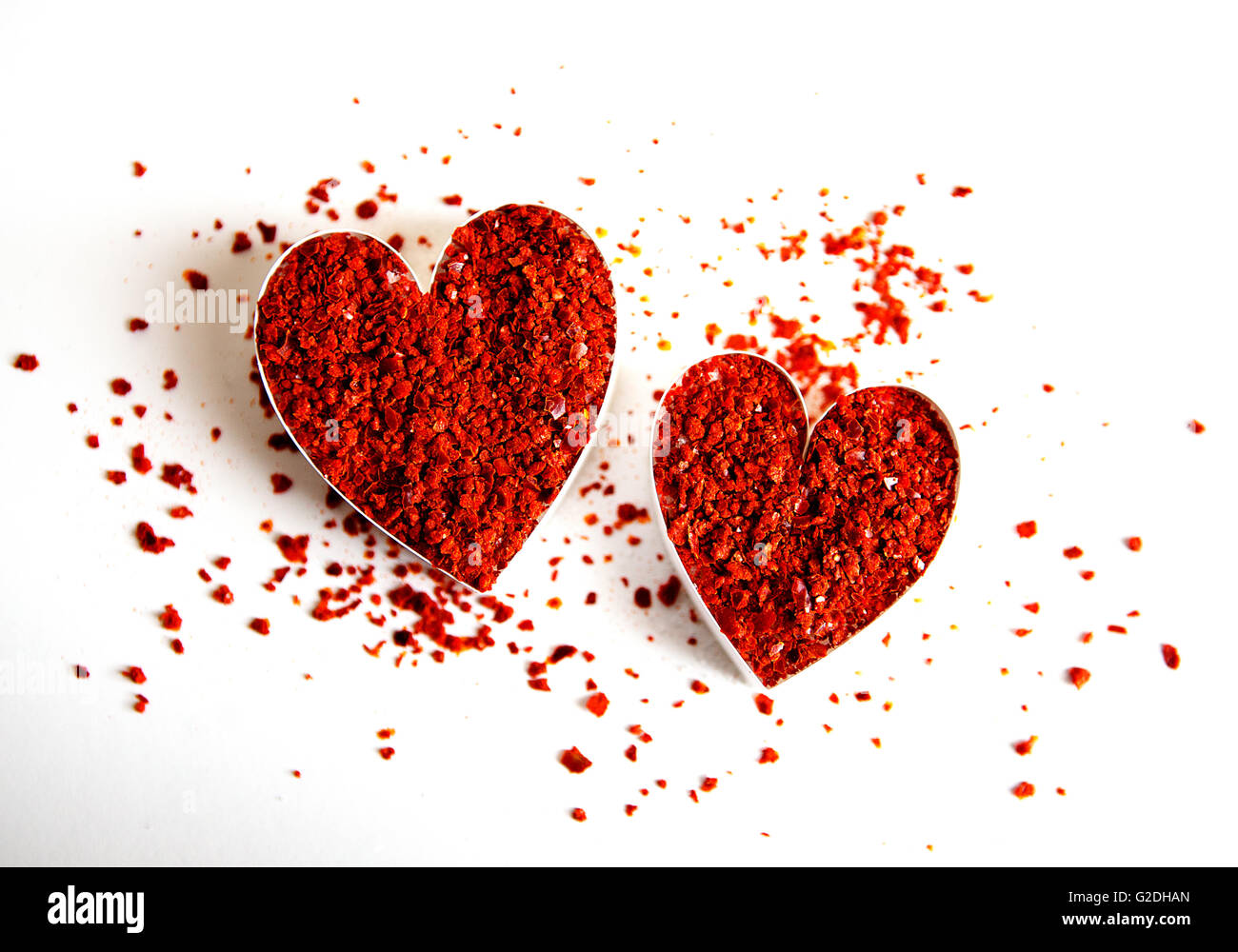 Zwei Herzen voller fixierte rote Chili-Flocken Stockfoto