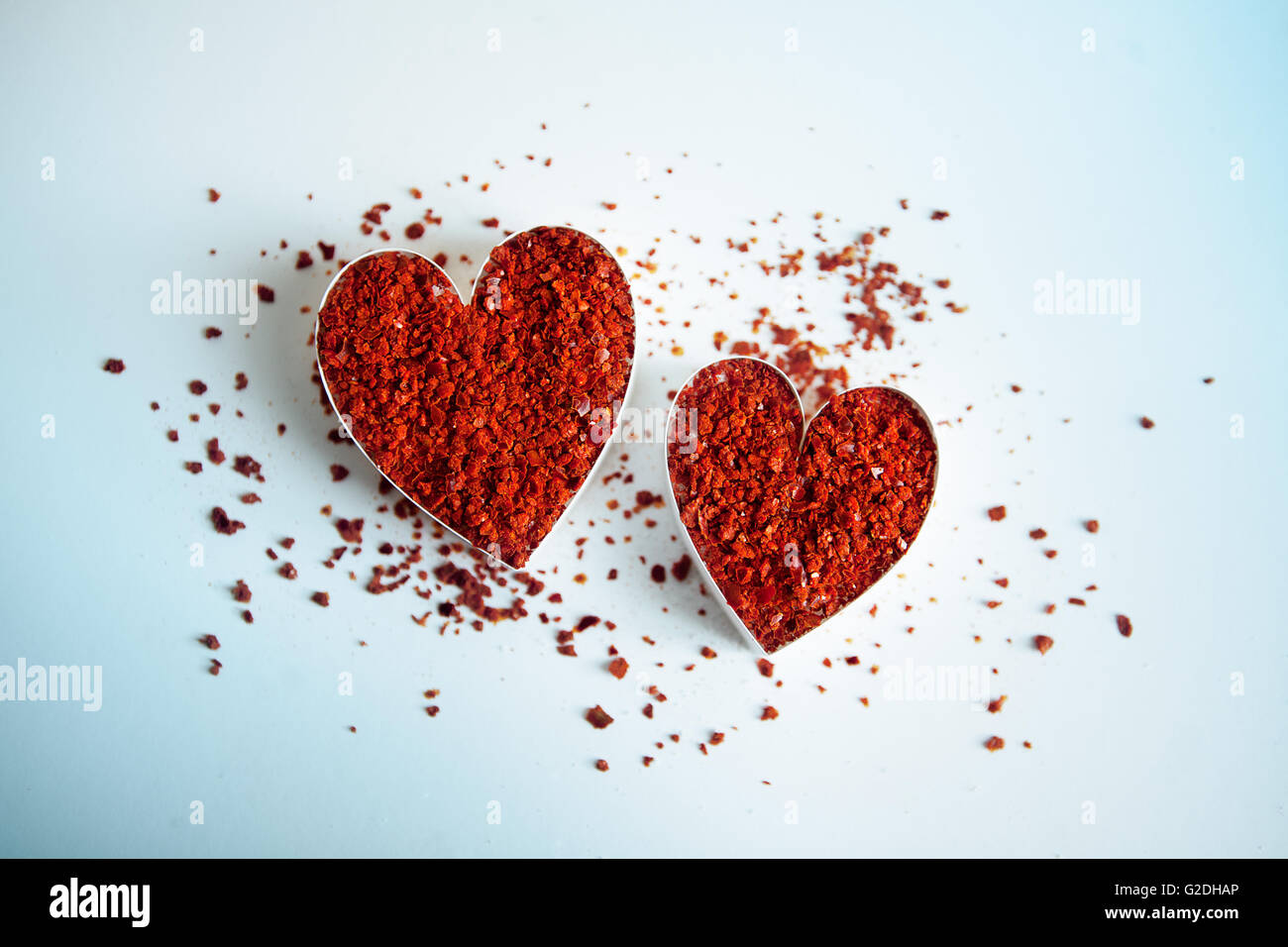 Zwei Herzen voller fixierte rote Chili-Flocken Stockfoto
