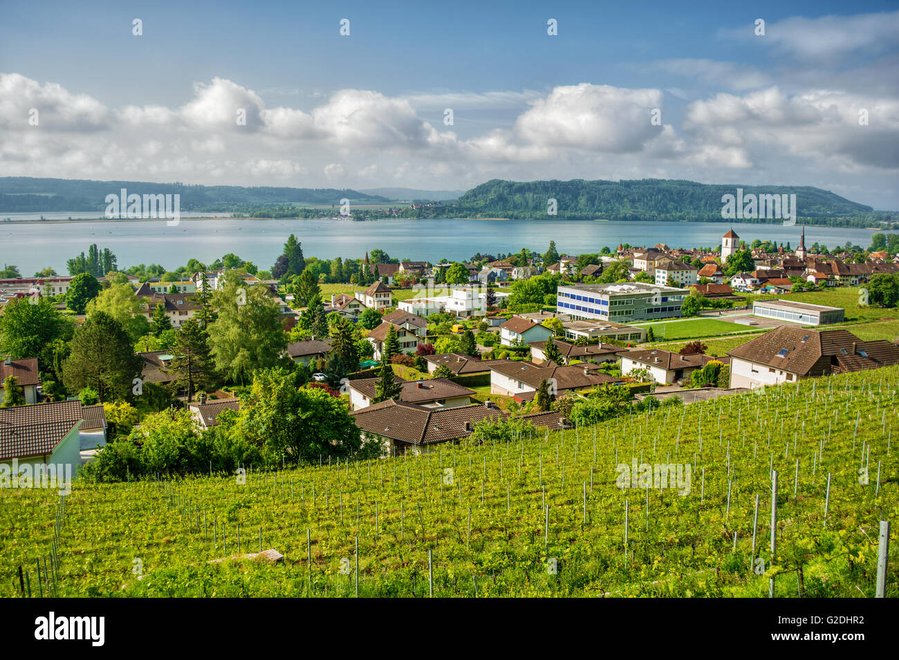 Mai 2016, das Dorf La Neuveville (Schweiz) vor dem Bielersee, HDR-Technik Stockfoto