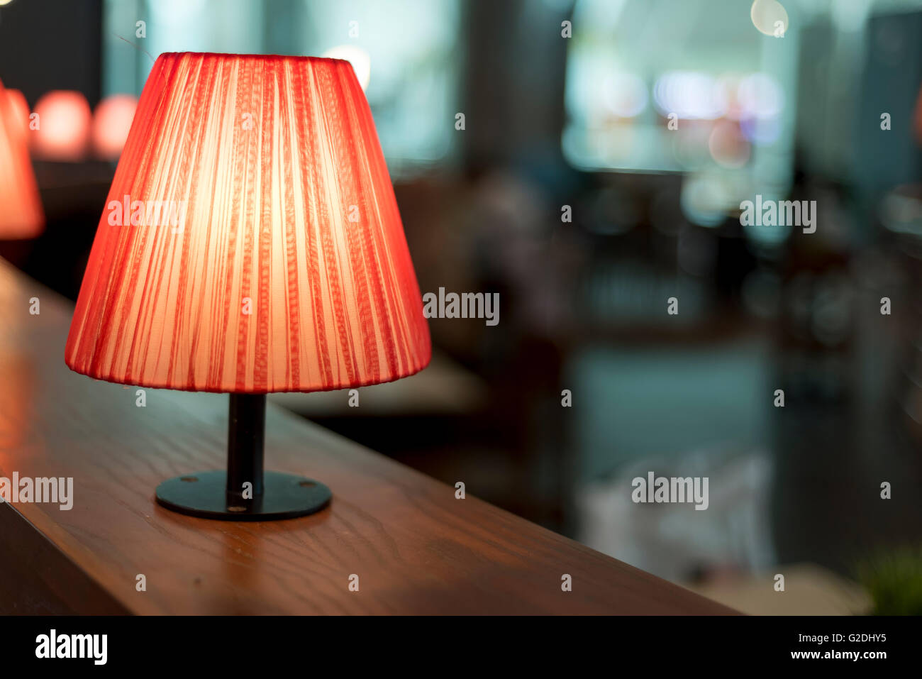 Stilvolle Lampe in farbenfrohe Restaurant mit Bokeh Hintergrund Stockfoto