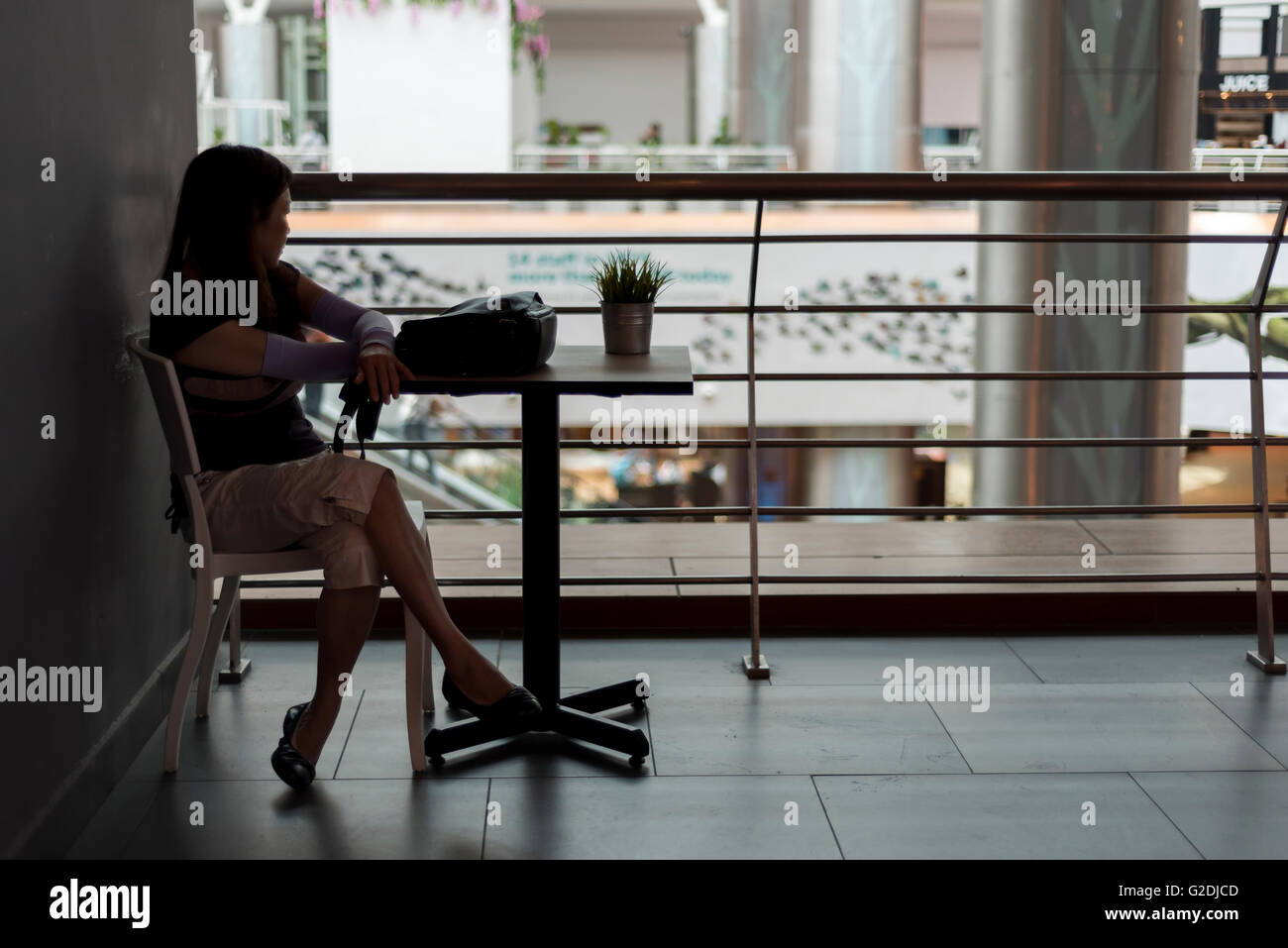 Junge Frau wartet am Flughafen in stilvollen restaurant Stockfoto