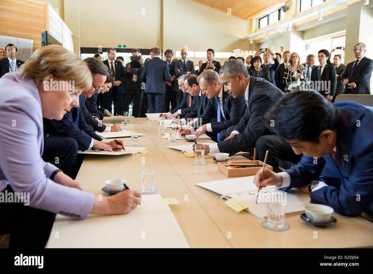 US-Präsident Barack Obama tritt bei anderen weltweit führend bei der Unterzeichnung des Gästebuch auf der Sanshuden an der Ise-Jingu Schrein während des G7-Gipfels 26. Mai 2016 in Ise, Präfektur Mie, Japan. Stockfoto