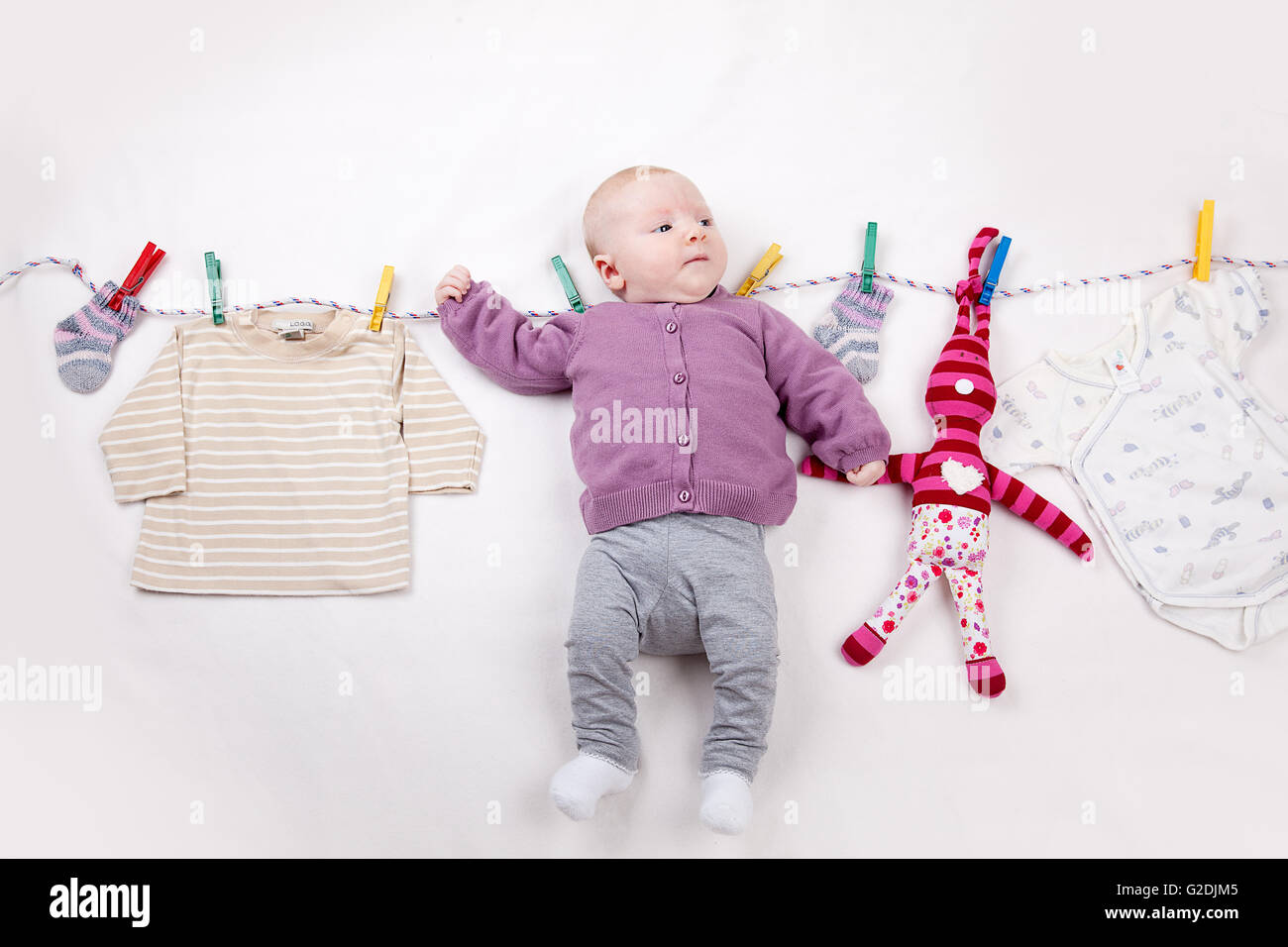 4 Monate altes Babymädchen hangin auf Wäscheleine Stockfoto