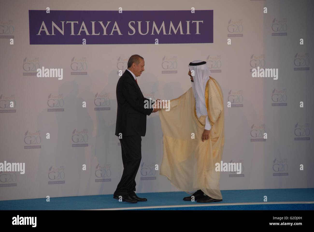 Türkischer Präsident Recep Tayyip Erdogan (L) grüßt Saudi-Arabien König Salman, wie er offiziell für den G20-Gipfel ankommt. Stockfoto