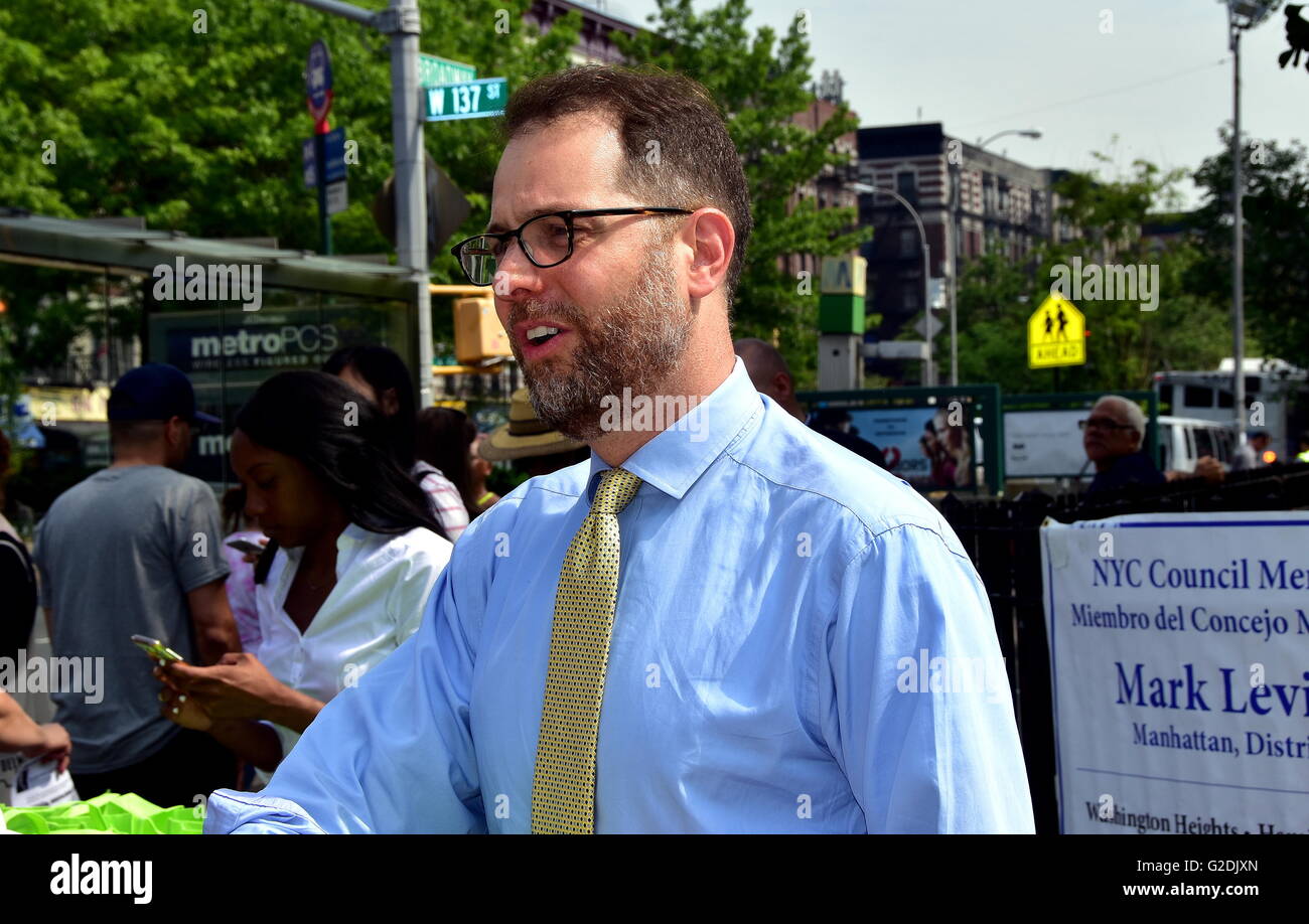 New York City: Bezirk 7 NYC Rat Mitglied Mark Levine auf einer ökologischen wiederverwendbaren Taschen Werbegeschenk Veranstaltung in Harlem Stockfoto