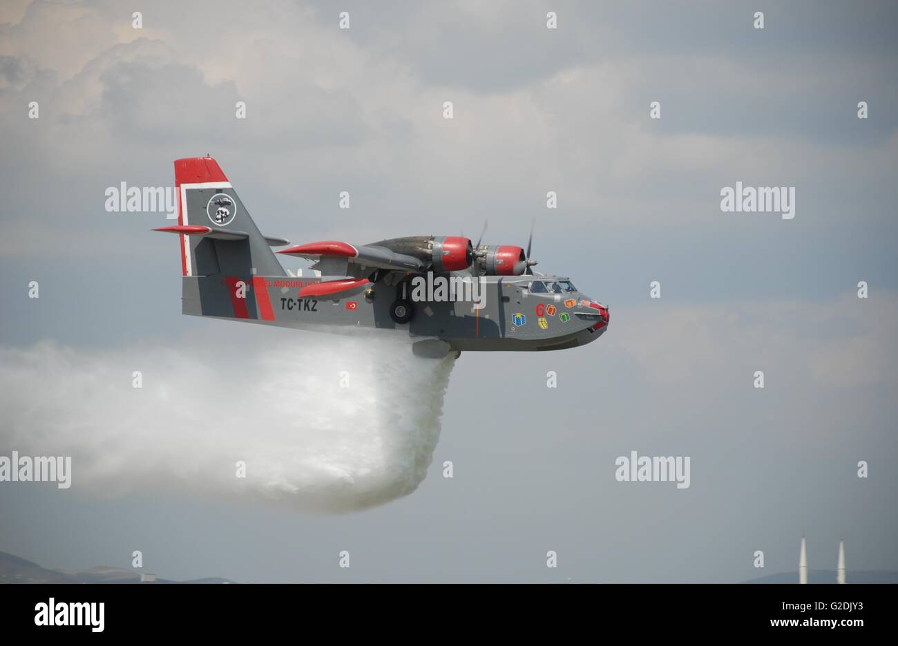 Canadair CL-215 Feuerwehrmann Flugzeuge über die türkische Luft Association-THK Etimesgut Flughafen während der Dump-Mission. Stockfoto