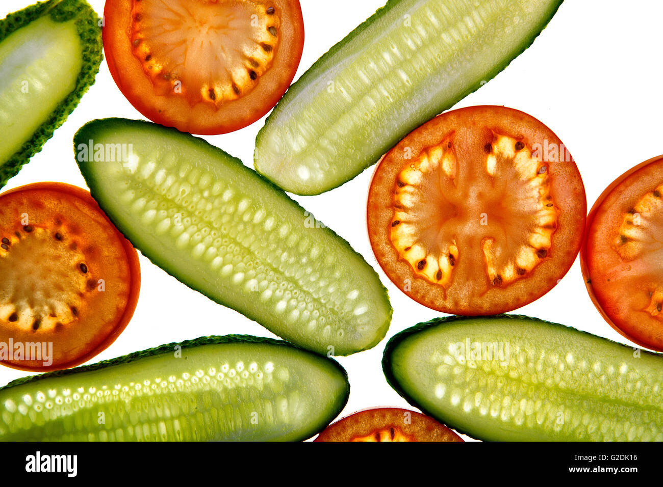 Frische Gurkenscheiben und Tomaten auf weißem Hintergrund Stockfoto