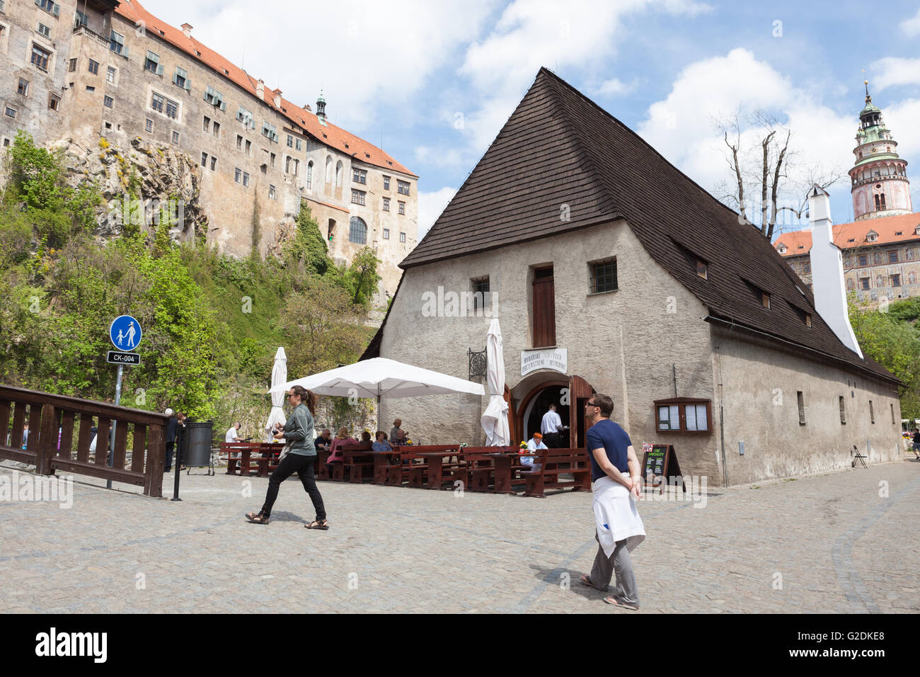 Ex-Waffenkammer mit Schloss im Hintergrund in Cesky Krumlov, Tschechische Republik Stockfoto Ex-Waffenkammer mit Schloss im Hintergrund in Cesky Krumlov, Tschechische Republik Stockfoto