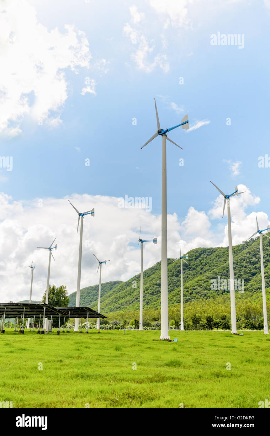 Gruppe Wind-Turbine-Generator von sauberer Energie unter dem blauen Himmel in Thailand Stockfoto