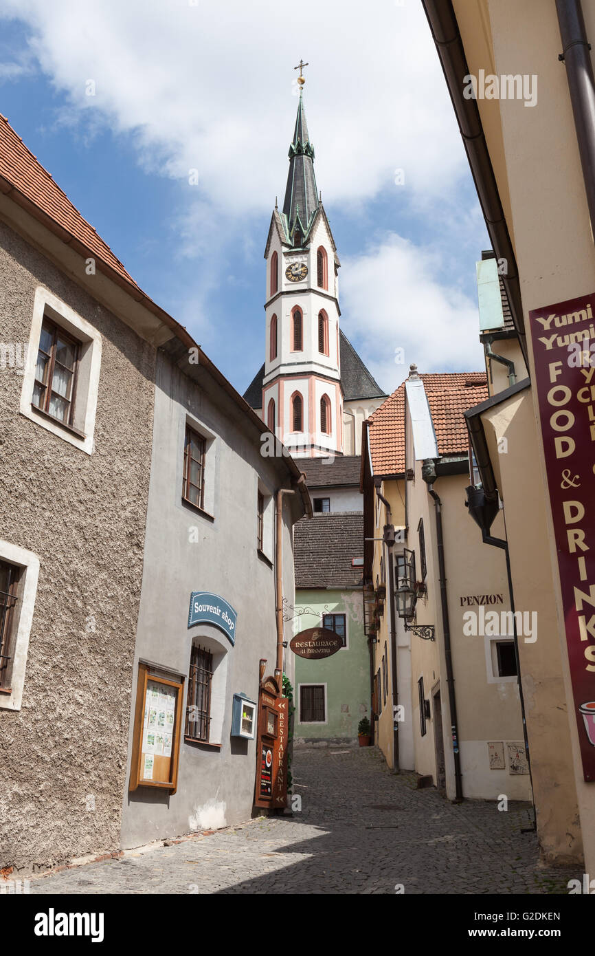 Saint Vitus Kirche gesehen durch die alten Straßen von Cesky Krumlov, Tschechische Republik Stockfoto