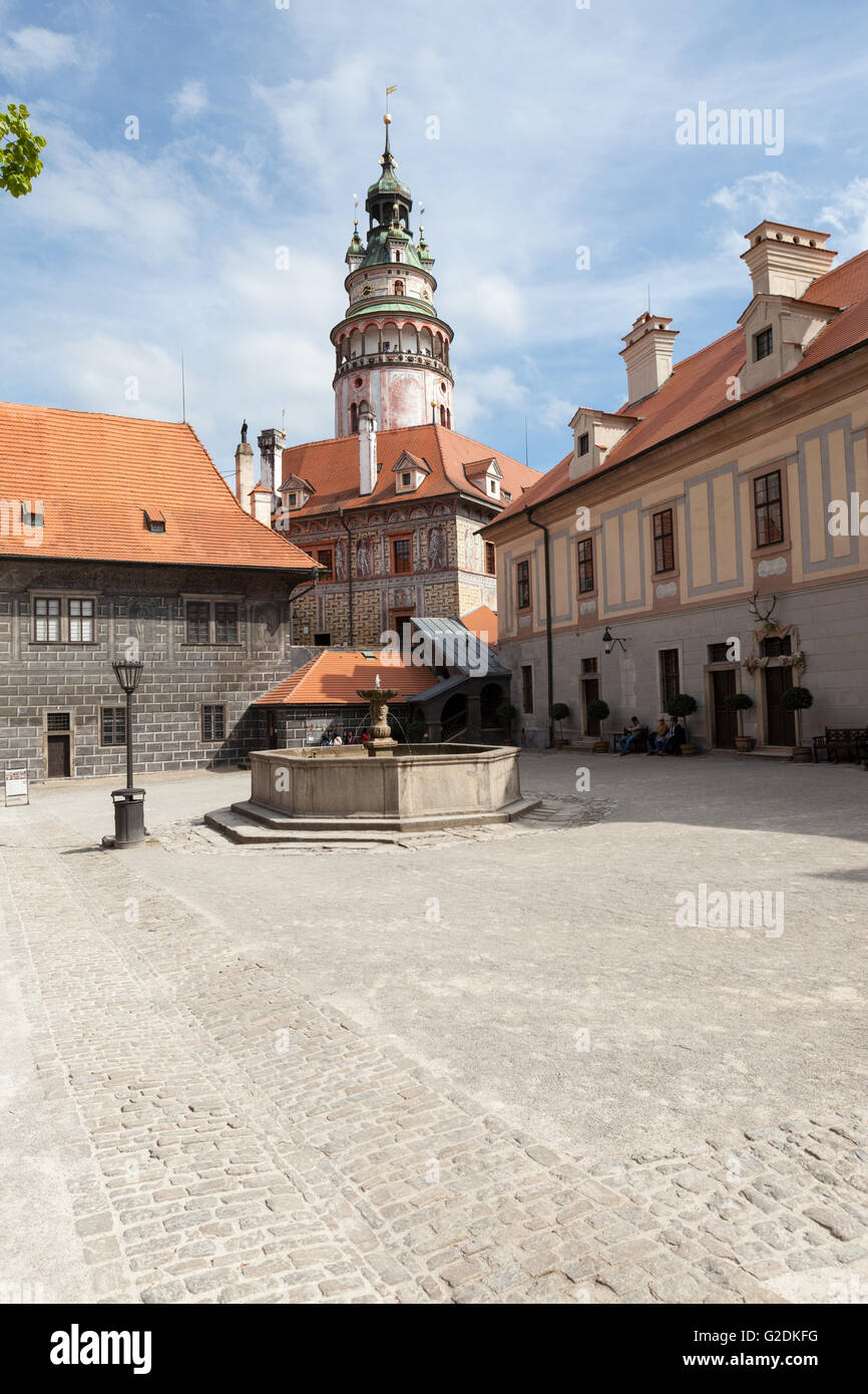Schöne Aussicht auf den Glockenturm in Schloss Cesky Krumlov, Tschechische Republik Stockfoto Schöne Aussicht auf den Glockenturm in Schloss Cesky Krumlov, Tschechische Republik Stockfoto