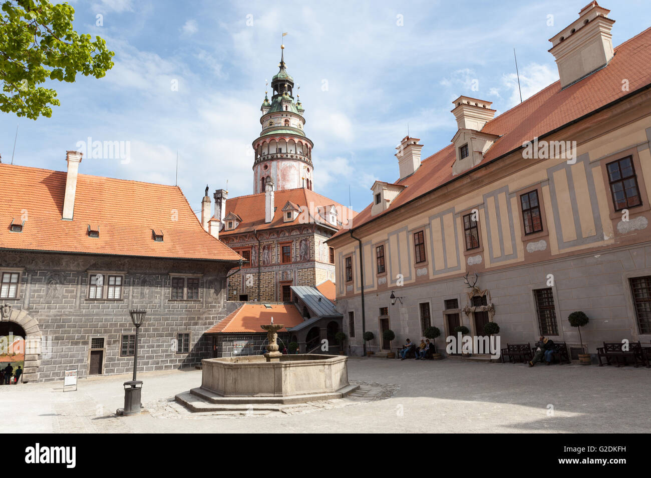 Schöne Aussicht auf den Glockenturm in Schloss Cesky Krumlov, Tschechische Republik Stockfoto Schöne Aussicht auf den Glockenturm in Schloss Cesky Krumlov, Tschechische Republik Stockfoto
