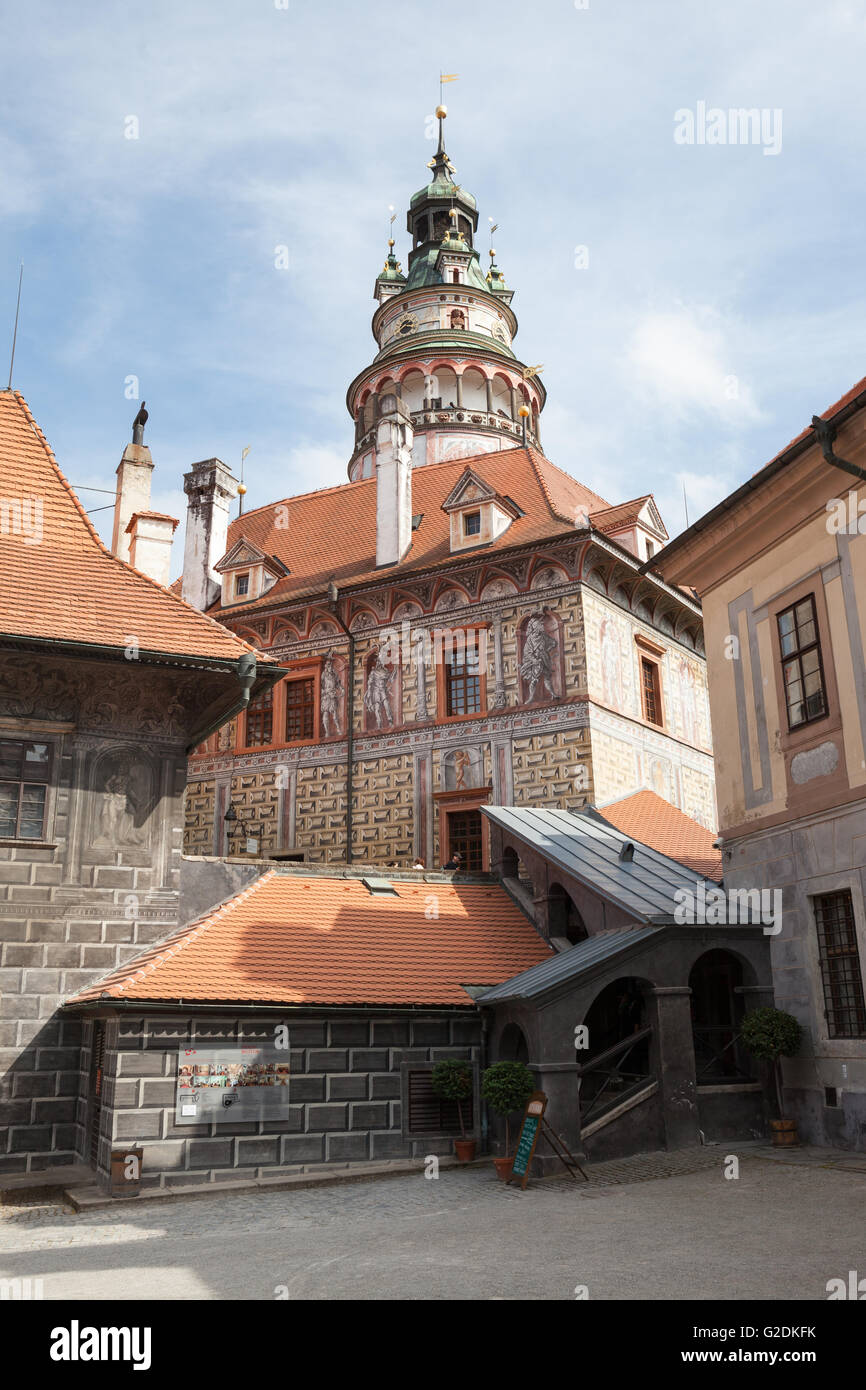 Schöne Aussicht auf den Glockenturm in Schloss Cesky Krumlov, Tschechische Republik Stockfoto Schöne Aussicht auf den Glockenturm in Schloss Cesky Krumlov, Tschechische Republik Stockfoto
