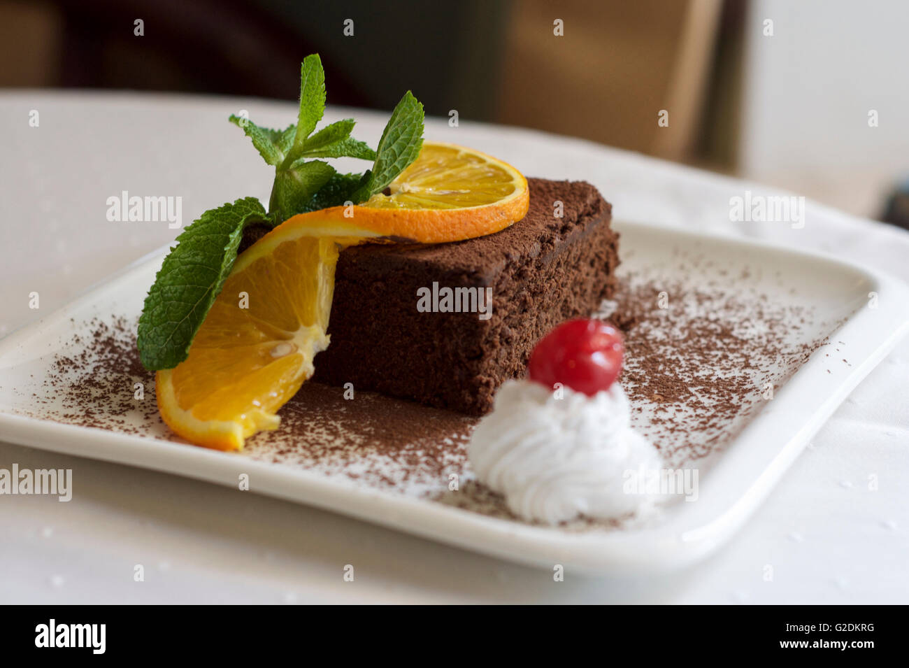 Stück Schokolade Trüffel Torte mit Orangenscheibe dekoriert Stockfoto