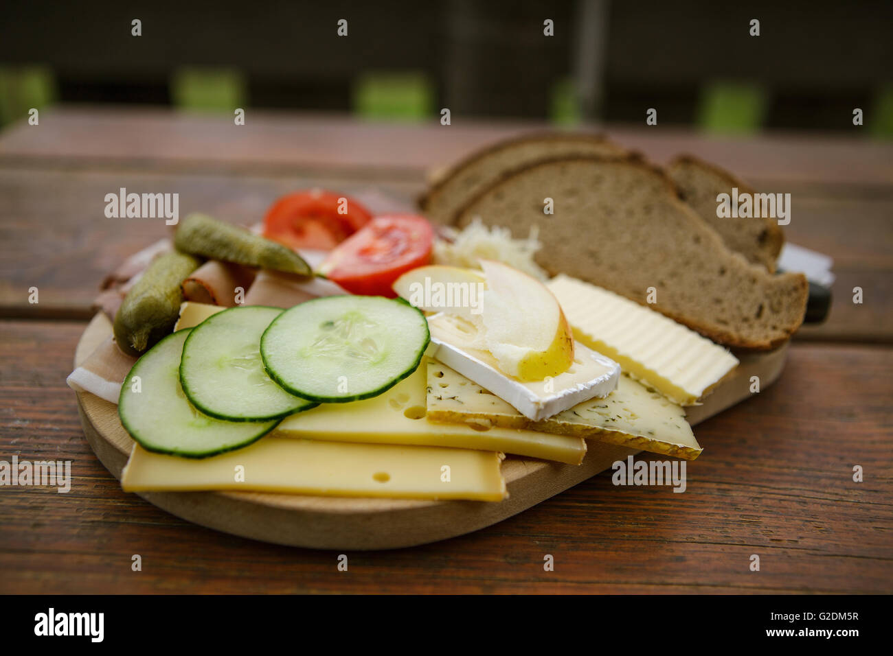 Jause mit Brot, Schinken und Käse, serviert in einer Almhütte in Österreich Stockfoto