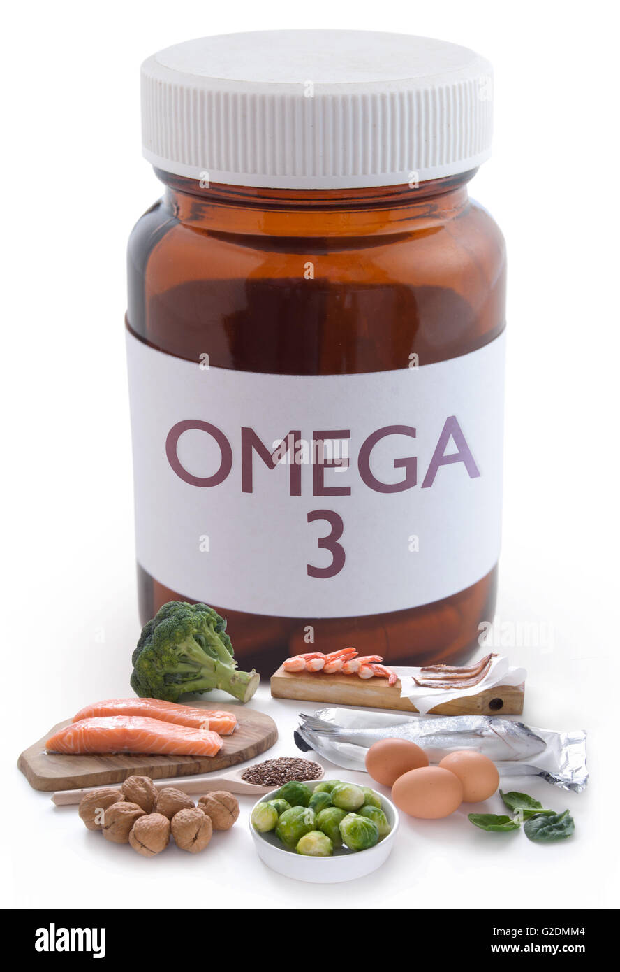 Omega-3-reiche Lebensmittel neben einer Pille jar auf einem weißen Hintergrund Stockfoto