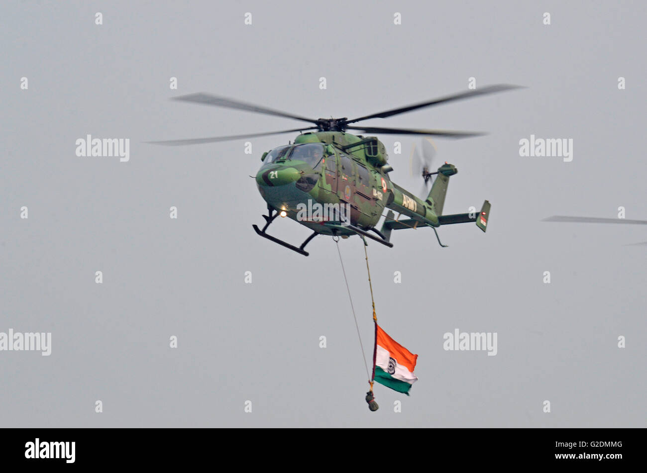 Dhruv - Advanced Light Helicopter, entworfen und hergestellt von Hindustan Aeronautics Limited, fliegen vorbei am Tag der Armee, Indien Stockfoto