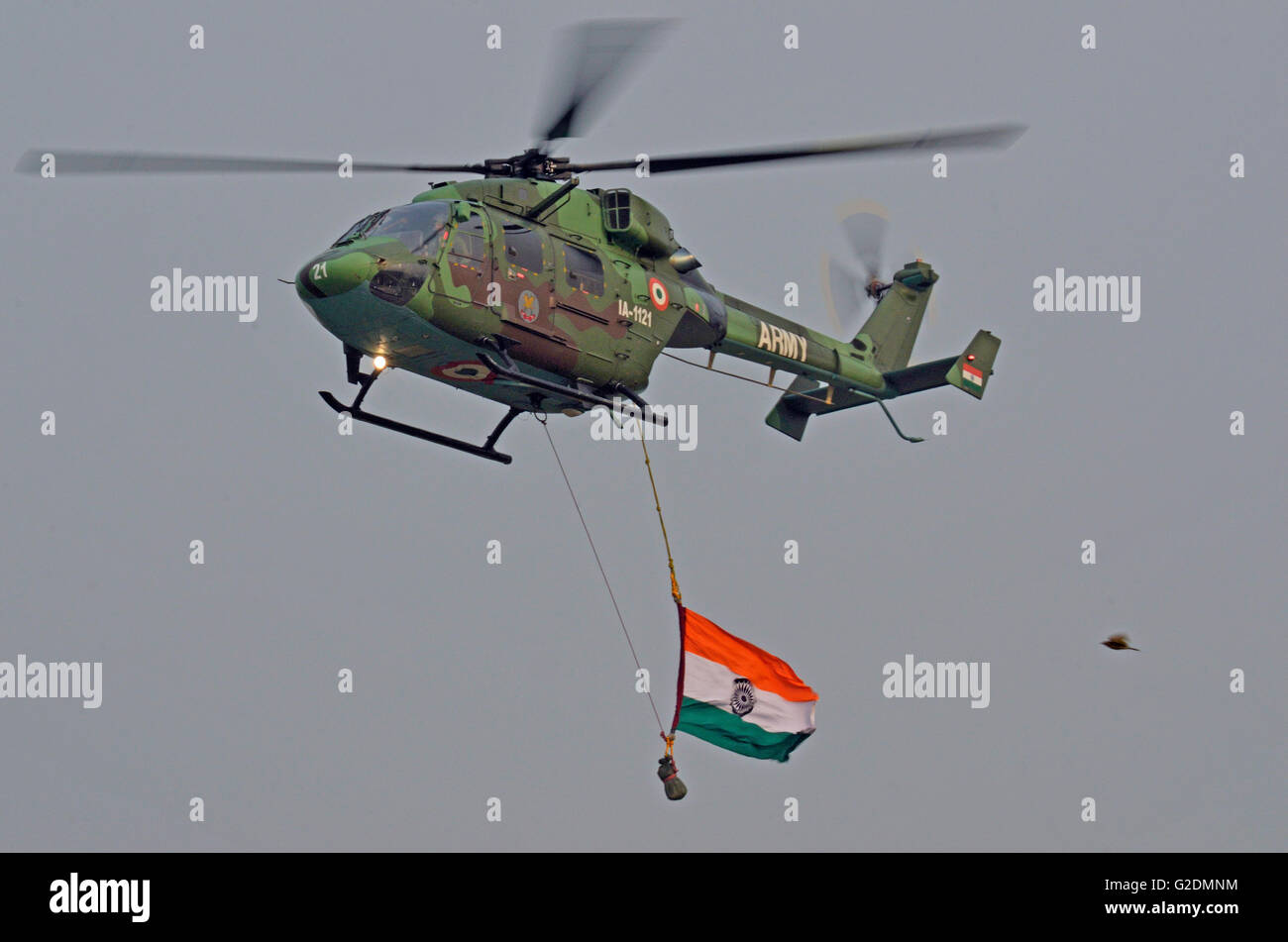 Dhruv - Advanced Light Helicopter, entworfen und hergestellt von Hindustan Aeronautics Limited, fliegen vorbei am Tag der Armee, Indien Stockfoto