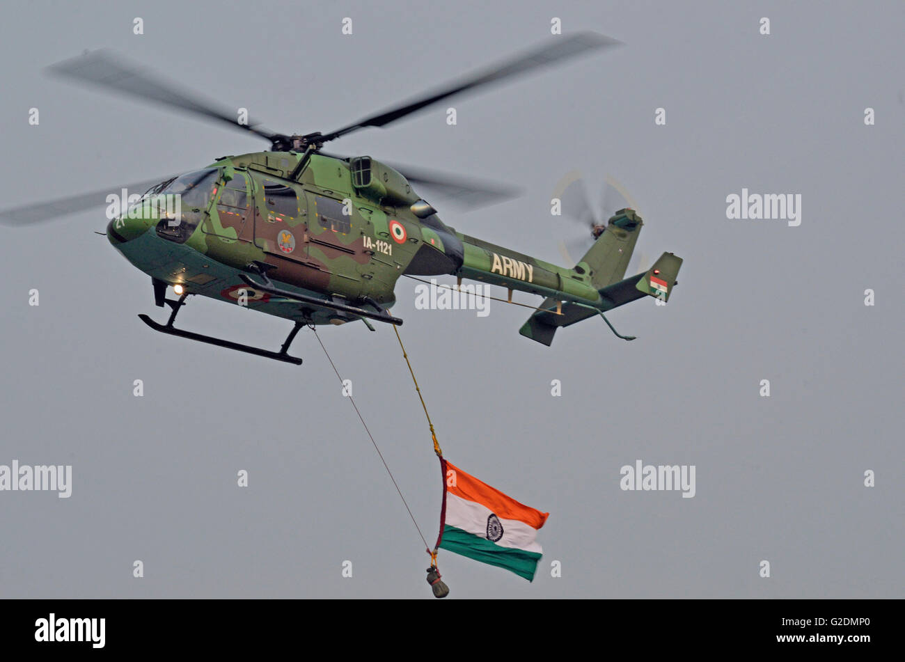 Dhruv - Advanced Light Helicopter, entworfen und hergestellt von Hindustan Aeronautics Limited, fliegen vorbei am Tag der Armee, Indien Stockfoto