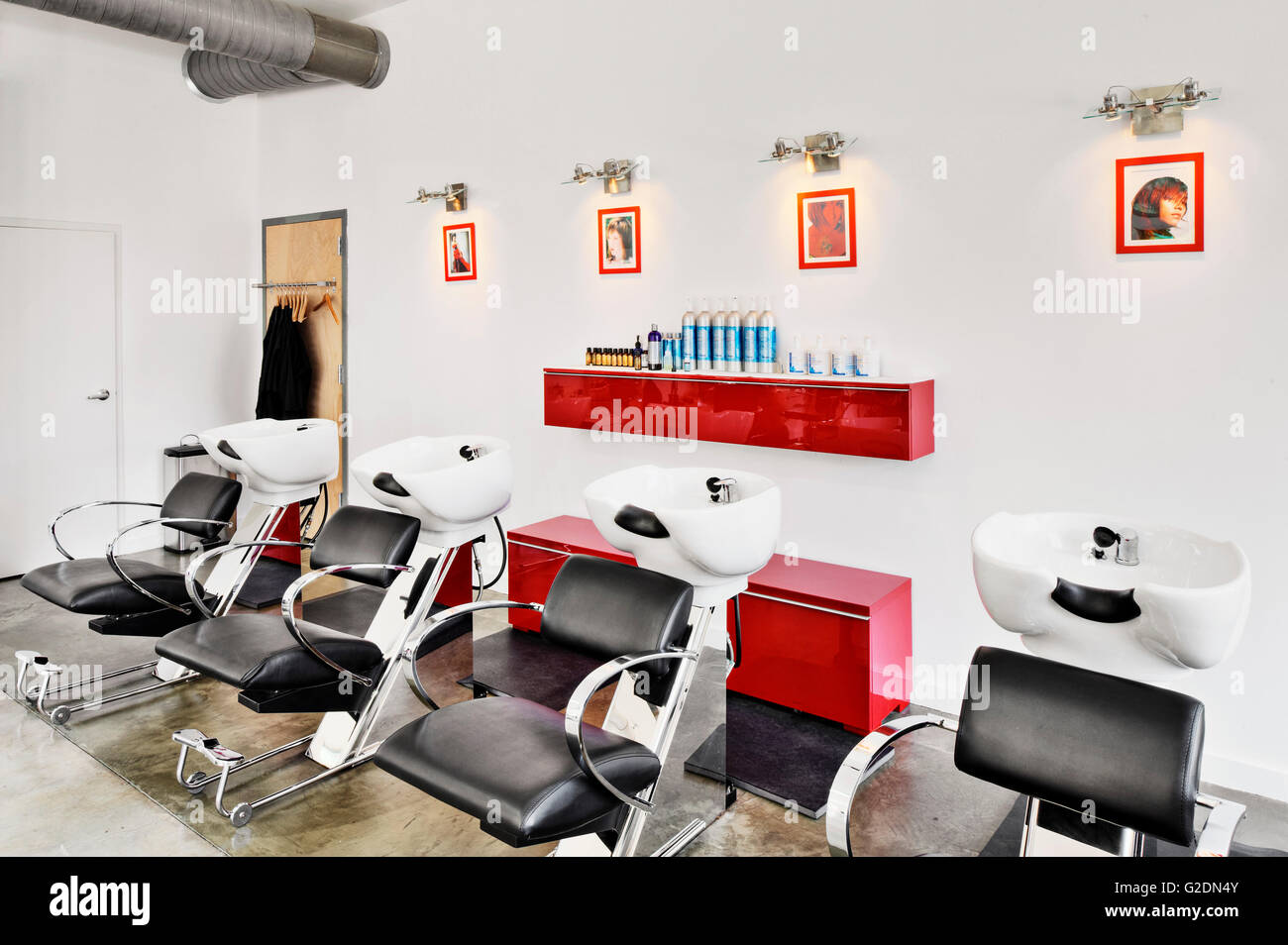 Haare waschen, spülen und Stühle im Friseursalon Stockfoto