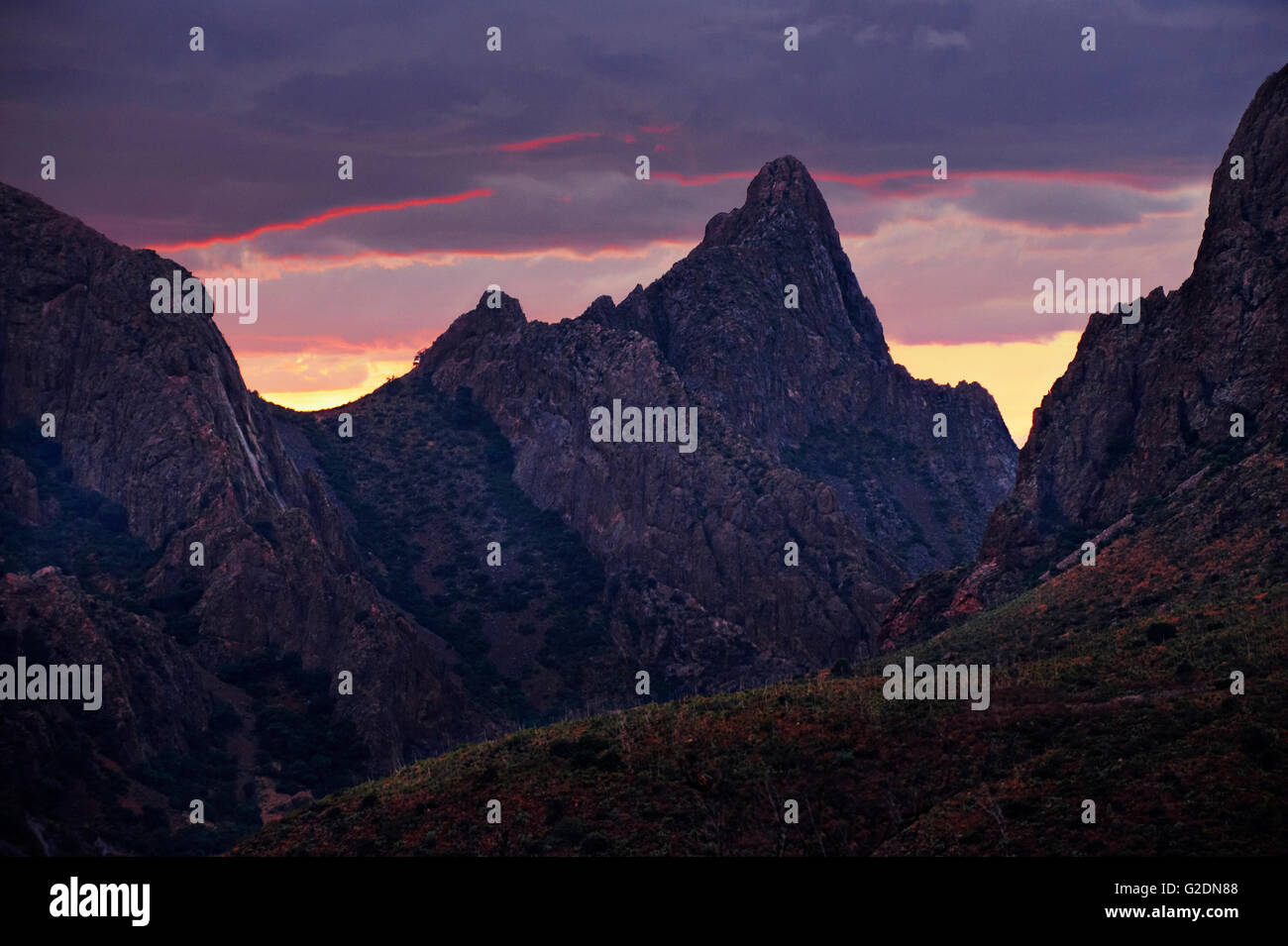 Berge und dramatische Gewitterwolken, Texas, USA Stockfoto