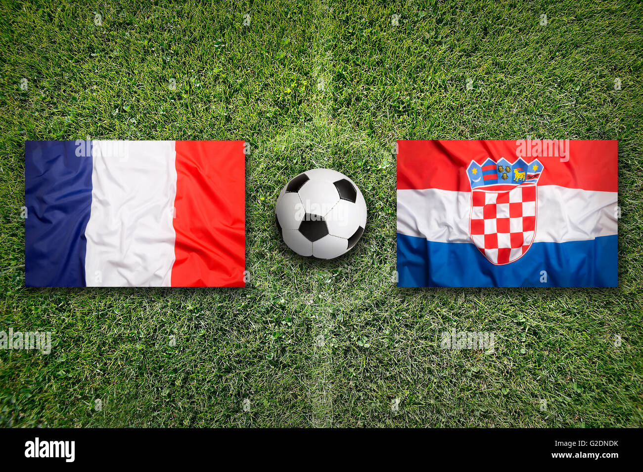 Frankreich vs Kroatien Fahnen auf einem grünen Fußballfeld Stockfoto