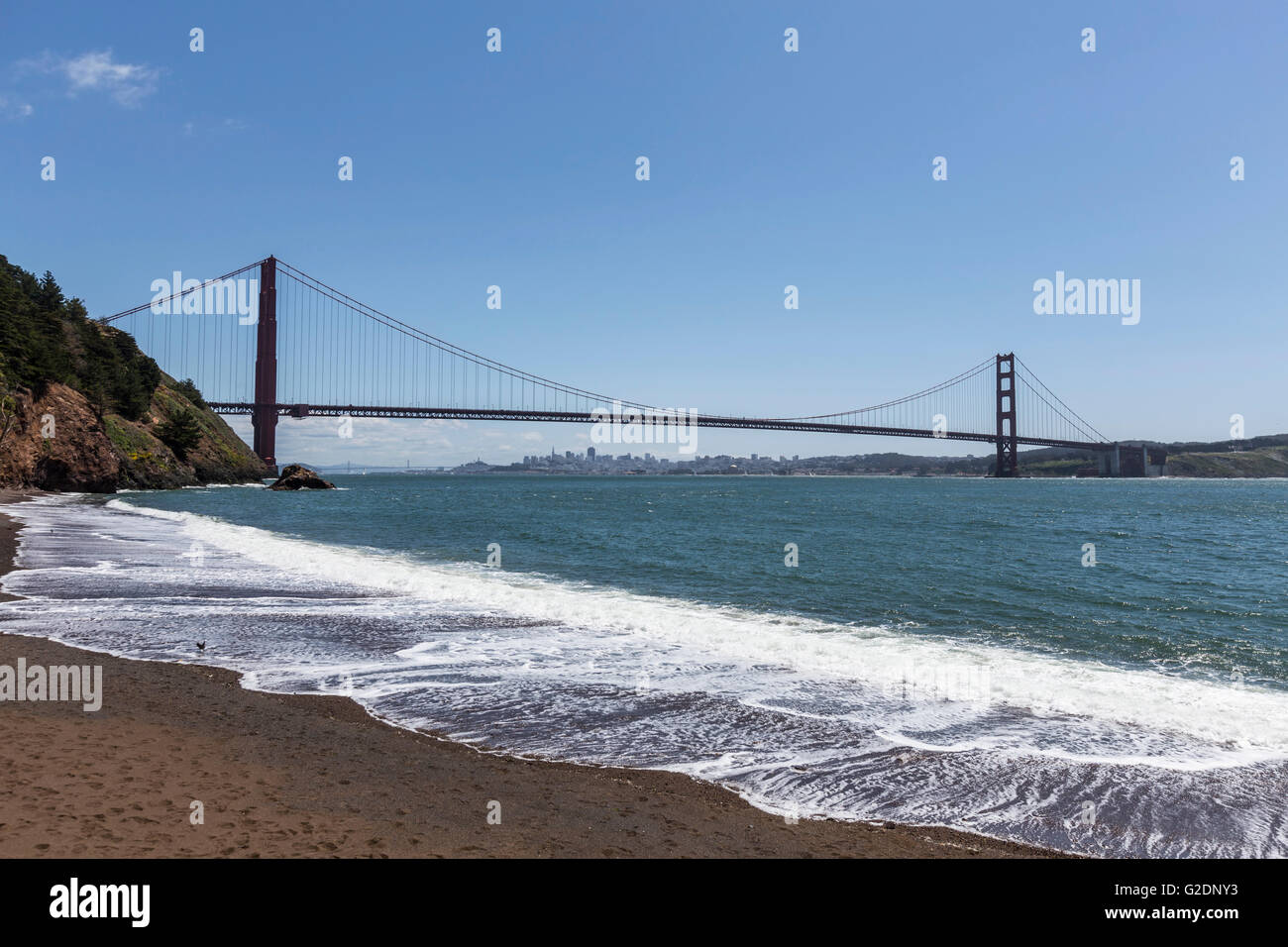 Strand der Golden Gate Bridge mit San Francisco Bucht und die Stadt im Hintergrund. Stockfoto